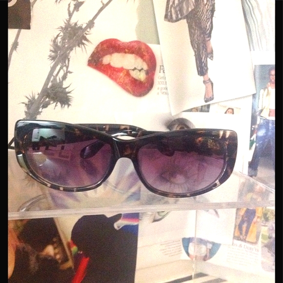 QUAY SUNNIES w/STUDS - Picture 2 of 5